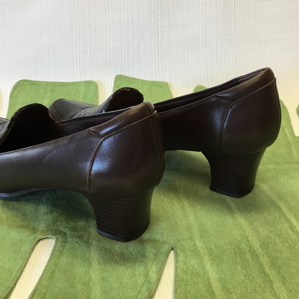 Trotters Brown Low Heels(2”) - Picture 6 of 9